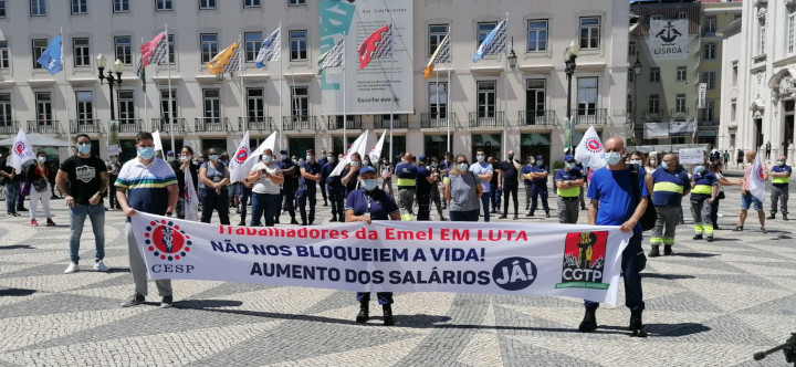 Trabalhadores da EMEL exigiram aumento dos salários em frente à frente a Câmara Municipio
